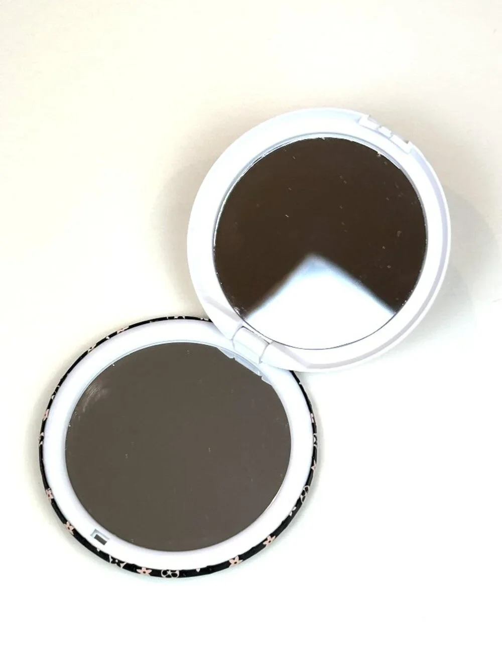 Fashion Round Cosmetic Compact Mirror - New without tags